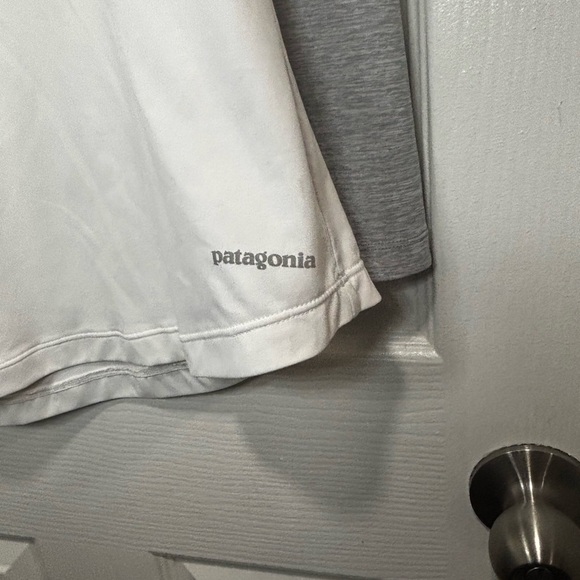 Patagonia Two-Tone Hoodie with Graphic - Picture 4 of 5